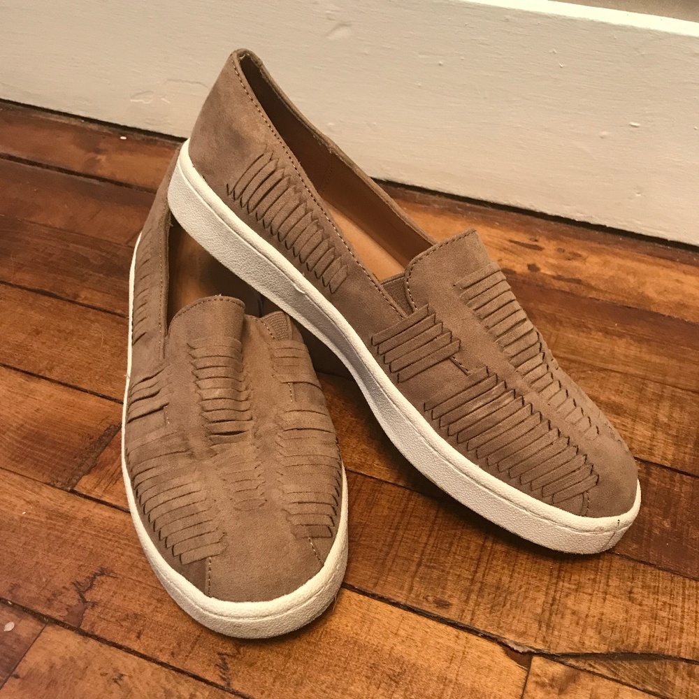 Tan Wicker Flats